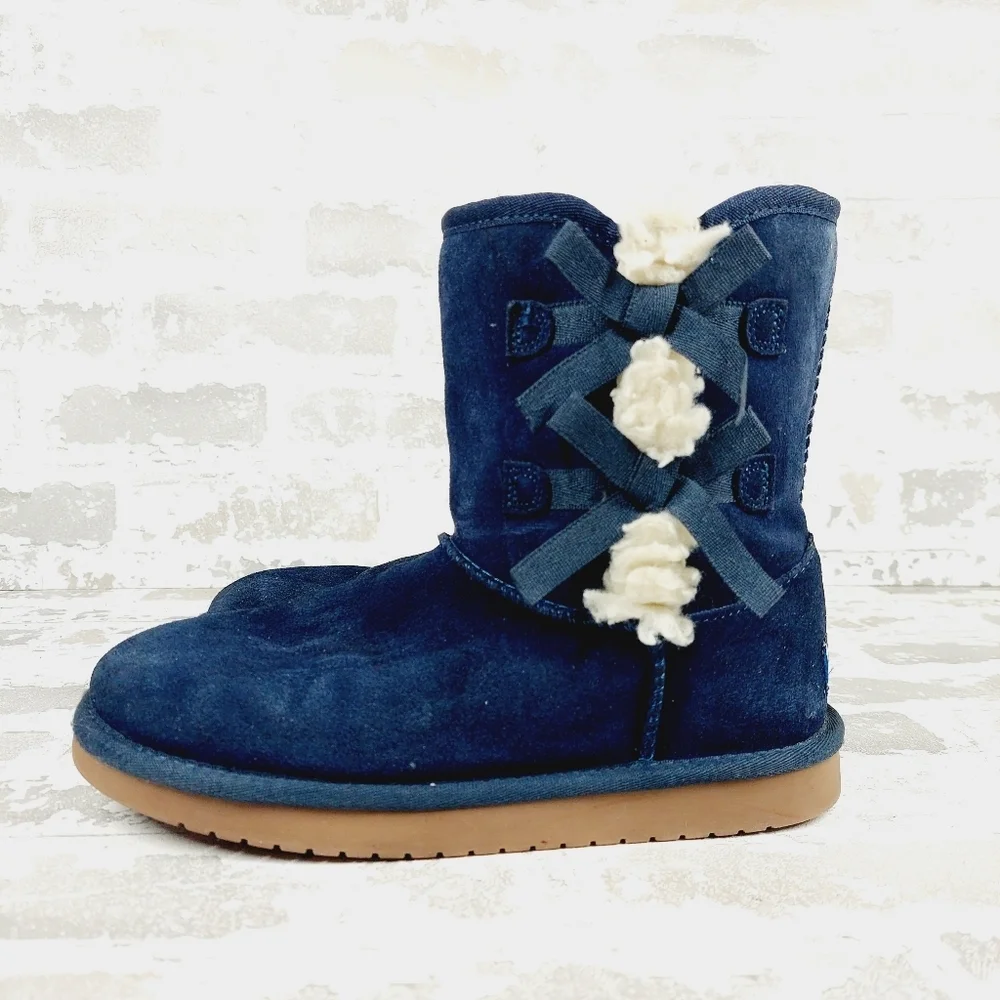 Koolaburra by Ugg Navy Blue Suede Bow Pull On Round Toe Comfortable Boots V711